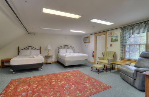 Oquossoc Hotel | Oquossoc Suite #7 | Upstairs Suite