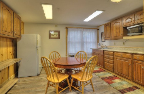 Oquossoc Hotel | Oquossoc Suite #7 | Upstairs Suite