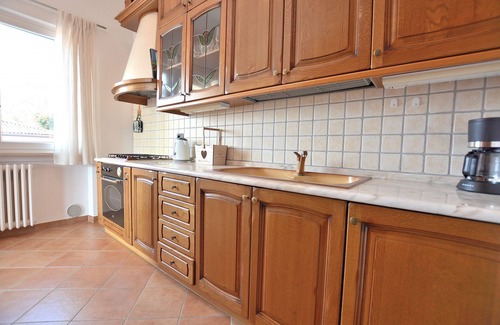 Marciaga Apartment | Orange Apartment In Marciaga di Costermano