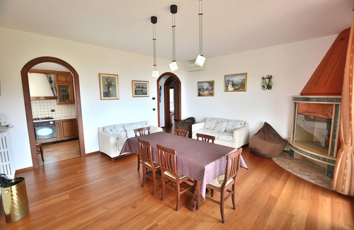 Marciaga Apartment | Orange Apartment In Marciaga di Costermano