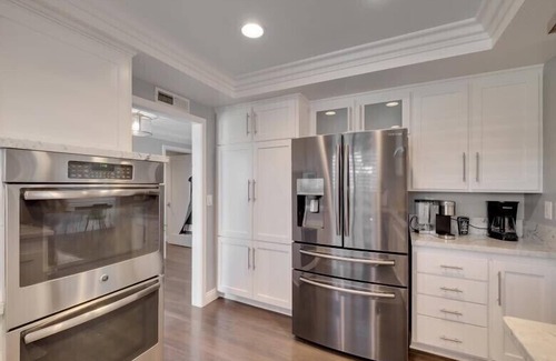 Orange House | Orange Oasis 🍊- 10min to Disneyland 🎡Spacious Pool home