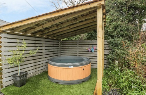 Llanengan Cottage | ORCHARD LODGE, pet friendly, with hot tub in Abersoch