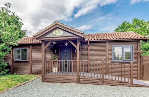 Frampton Cottage | ORCHARD RETREAT STAYCATION, pet friendly, with hot tub in Kirton