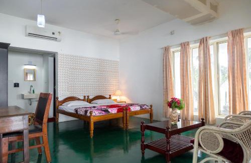 Andhakaranazhy House | Orchid Lake View Homestay