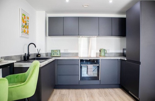 Vauxhall Apartment | Oriel Suite | Central | Free Parking | 6 Beds