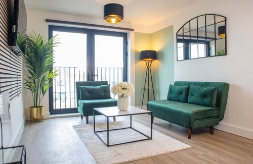 Vauxhall Apartment | Oriel Suite | Central | Free Parking | 6 Beds