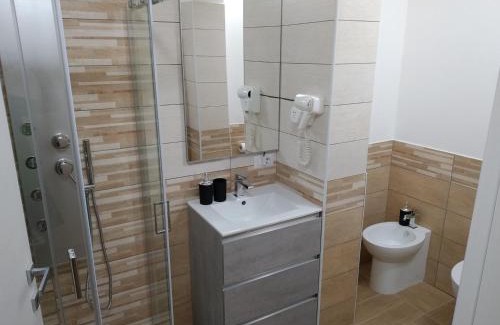 Oristano House | ORISTANO CAMERA BLU max 2 pers, BAGNO E USO CUCINA