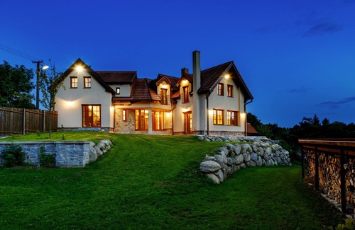 Varvazov Villa | Orlík JVNL102