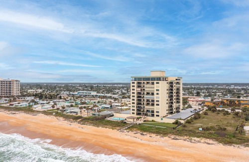 Glenwood Condo | Ormond BeachFL Penthouse Condo Oceanfront Bldg- Beach gear, pool, parking, views
