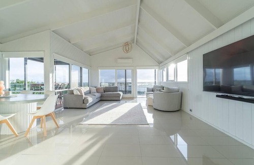 Ocean Grove House | ORTON BEACH VIEWS 200m to BEACH & RESTAURANTS