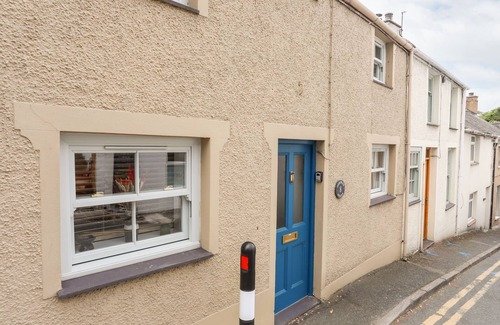 Menai Bridge House | OSBORNE HOUSE, pet friendly, with open fire in Menai Bridge
