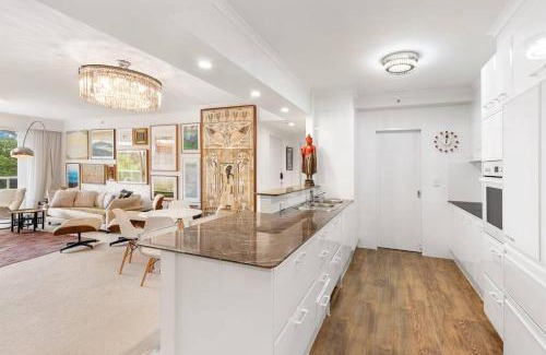 Main Beach Apartment | Oscar on Main resort Walk to beach and Tedder Ave