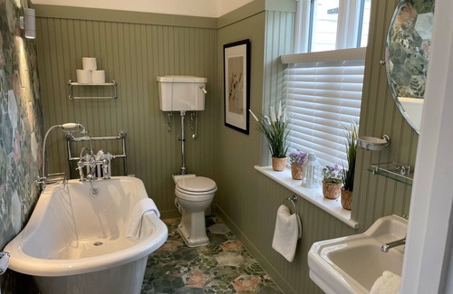 Maldon Cottage | Osea Island: Elegant Cottage