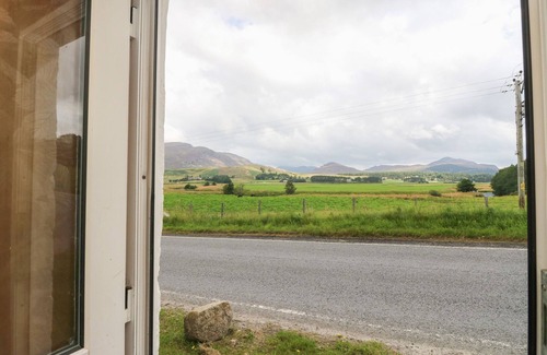 Newtonmore Cottage | OSPREY COTTAGE, romantic, character holiday cottage in Laggan