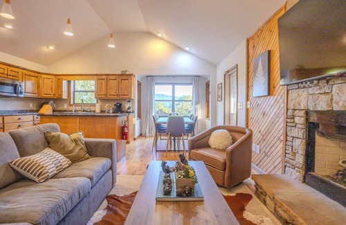 Blairsville Cabin | Osprey: Family Cabin, Hot Tub, Game Room, Theater