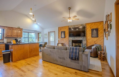 Blairsville Cabin | Osprey: Family Cabin, Hot Tub, Game Room, Theater