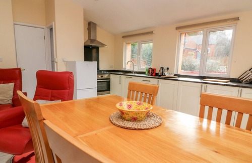 Llanidloes House | OSPREY LODGE, pet friendly, character holiday cottage in Llanidloes