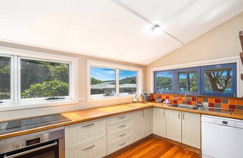 Hardys Bay House | Otella Cottage by HolidayCo.