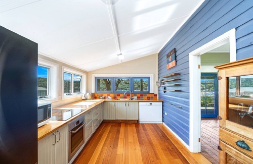 Hardys Bay House | Otella Cottage by HolidayCo.