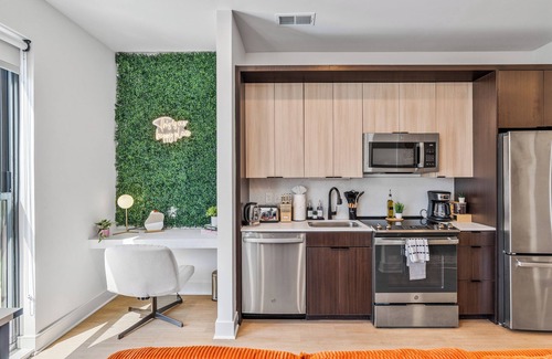 Pendleton Apartment | OTR & CBD - 1 King Bed, Free On-Site Parking, Pool, Gym, Exclusive Club Room