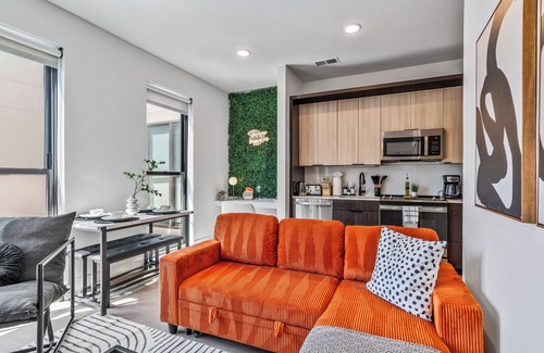 Pendleton Apartment | OTR & CBD - 1 King Bed, Free On-Site Parking, Pool, Gym, Exclusive Club Room