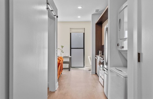 Pendleton Apartment | OTR & CBD - 1 King Bed, Free On-Site Parking, Pool, Gym, Exclusive Club Room