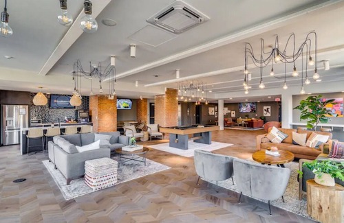 Over-the-Rhine Apartment | OTR/CBD - 1 King Bed W/Gym, Free On-Site Parking, Pool, & Club Room