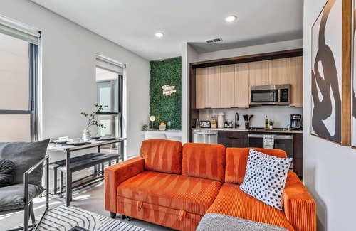 Over-the-Rhine Apartment | OTR/CBD - 1 King Bed W/Gym, Free On-Site Parking, Pool, & Club Room