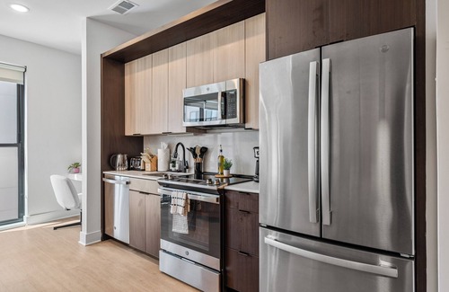Pendleton Apartment | OTR/CBD + Top Floor + 1 King Bed With Pool, Gym, Rooftop & Exclusive Club Room