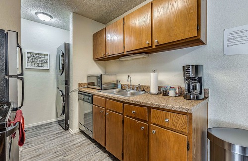 Norman Apartment | OU Sooner | Pool | Gym | Play Area | 1 mile to OU!