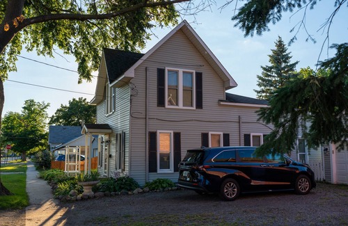 Flushing House | Our historic 140 year old home is a minutes walk to Downtown Flushing