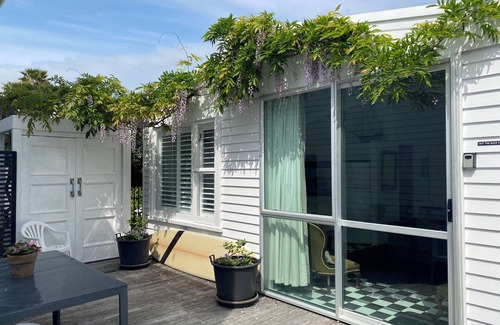 Mount Maunganui Cottage | Out the Back Studio - Mount Maunganui Apartment