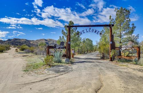 Morongo Valley House | Outdoor Kitchen Mtn-View Morongo Valley Cabin!