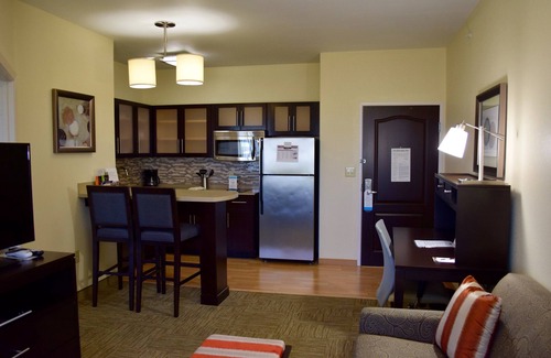 The Fountains Condo | Outdoor Pool + 24 Hour Fitness Center + Free Breakfast