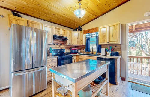 Ellijay Cabin | Outdoor retreat near the river with a firepit & grill - pool, game room, and gym