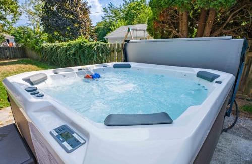 St. Catharines House | Outdoor Sauna Hot Tub Playroom Port Dallhousie