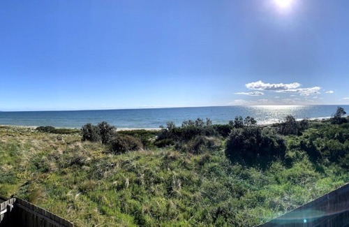 Carrum House | Outstanding beachfront retreat sleeps 8