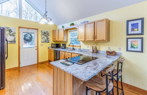 Sylva House | Outstanding mountain home with firepit, fast WiFi, furnished deck, views & grill