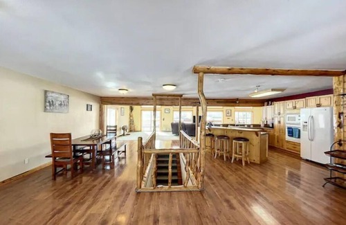 Dayton House | Outstanding Mtn View, 5 bdr sleeps 11, 4400sqft