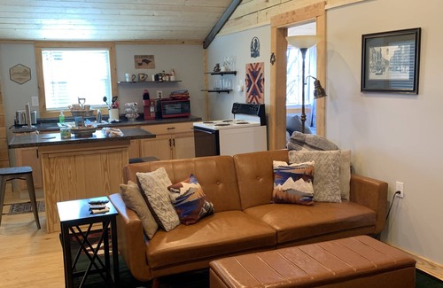 Bristol Cabin | Overlook Cabin. Pet Friendly. Near Casino, Downtown