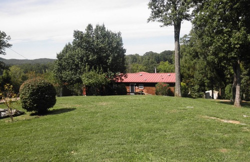 Tateville House | Overlooking Lake and Island. Just Minutes to Burnside Island Ramp.