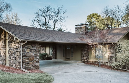 Fayetteville House | Overlooks Stadium! Sleeps 10-12. BBBQ, Graduation, Razorback games!