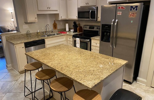 Oxford Condo | Oxford Condo - Minutes from Campus and the Square