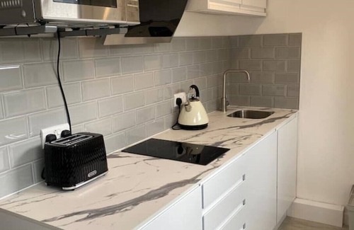 Oxford Apartment | ⭐️Oxford⭐️ modern stylish apartment patio & parking