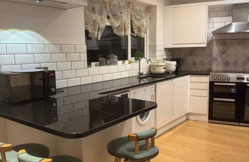 Headington Villa | Oxford Villa - 4 Bedrooms 5 Beds Sleep 8