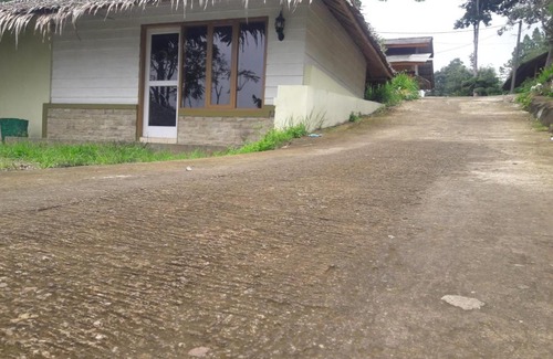 Java Hotel | OYO 2922 Wisma Kampoeng Ciherang Syariah