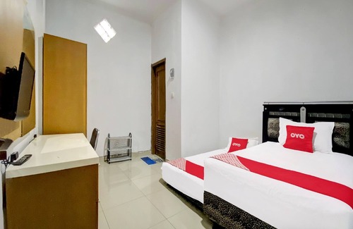 Kupang Hotel | OYO 92065 Kos Flobamor