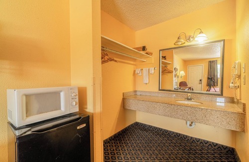 Falfurrias Hotel | OYO Budget Inn Falfurrias Hwy 281