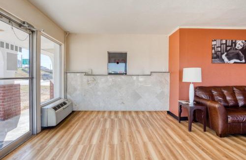 East Riverside Hotel | OYO Hotel Waco University Area I-35