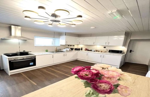Pembroke Dock Apartment | OYO Welsh Accomodation Standard Double Studio
